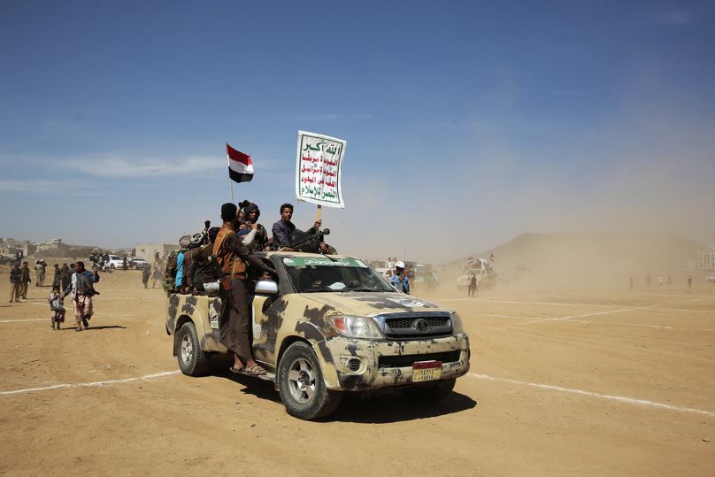 Bojownicy Houthi organizują wiec poparcia dla Palestyńczyków w Strefie Gazy i przeciwko nalotom kierowanym przez USA na Jemen, w Sanie, Jemen, poniedziałek, 29 stycznia 2024 r.