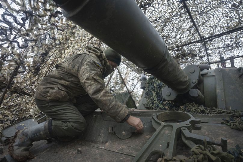 Żołnierz 12. Brygady Specjalnej Azow Gwardii Narodowej przygotowuje się do ostrzału z działa samobieżnego M109 Paladin kal. 155 mm w kierunku pozycji rosyjskich, 28.01.2024.