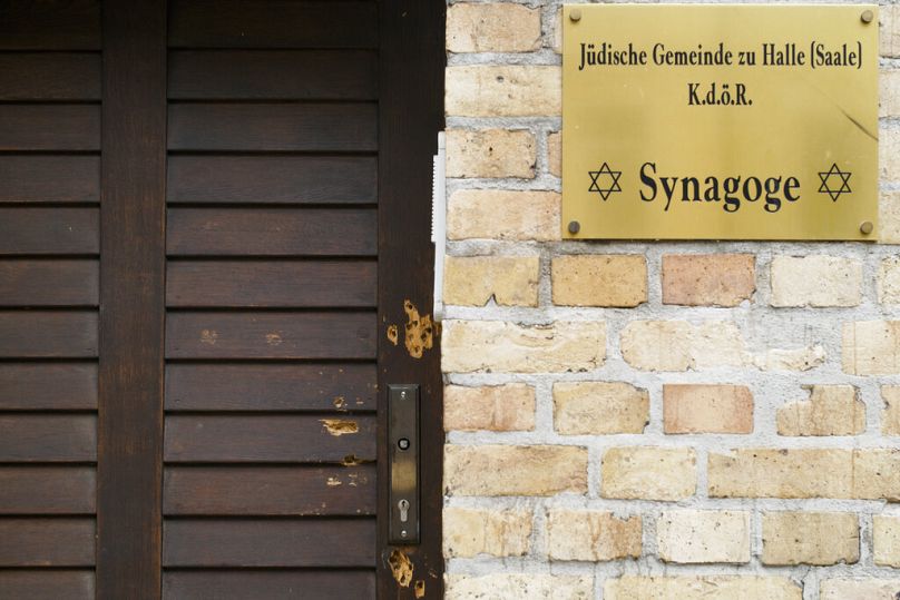 Dziury po kulach w drewnianych drzwiach synagogi w Halle w Niemczech.