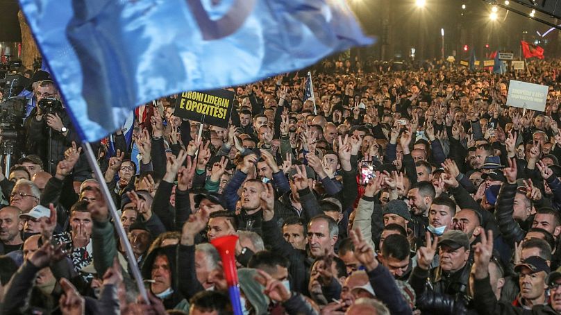 Zwolennicy albańskiej opozycji zbierają się, aby protestować przed budynkiem rządowym w Tiranie w Albanii, wtorek, 20 lutego 2024 r.