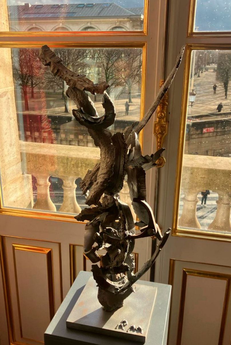 Rzeźba ukraińskiego Michaiła Rewy pokazana w czwartek, 22 lutego 2024 r. w Paryżu.