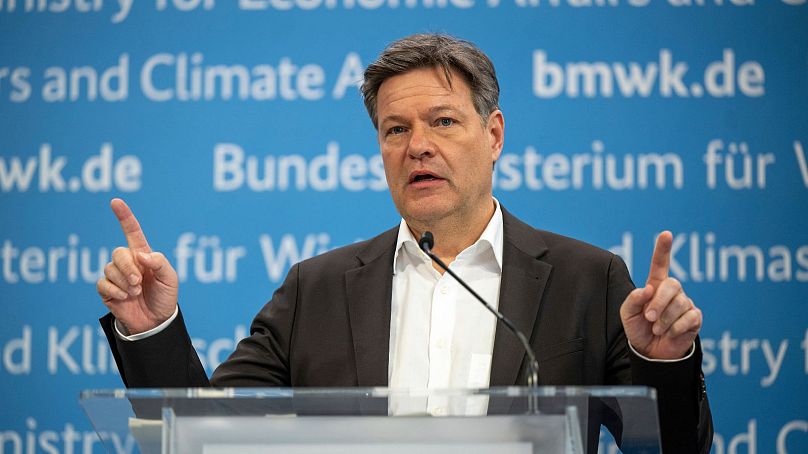 Robert Habeck, federalny minister gospodarki i ochrony klimatu, przedstawia kluczowe punkty strategii zarządzania emisjami dwutlenku węgla podczas odprawy w Berlinie, 26 lutego.