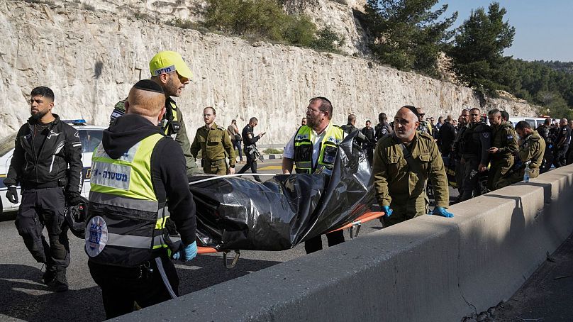 Izraelskie siły bezpieczeństwa i członkowie służb ratowniczych Zaka niosą ciało z miejsca strzelaniny w pobliżu osady Maale Adumim na Zachodnim Brzegu, czwartek, 22 lutego.
