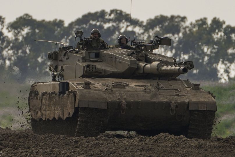 Izraelscy żołnierze prowadzą czołgi w pobliżu granicy ze Strefą Gazy w południowym Izraelu, poniedziałek, 19 lutego 2024 r.