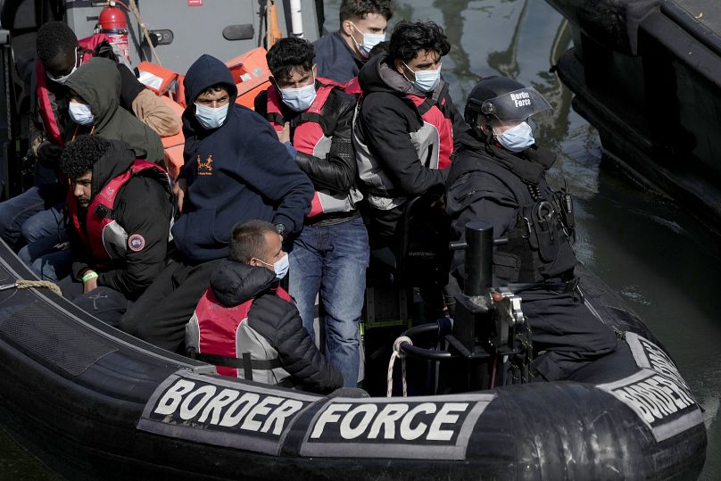 Ludzie uważani za migrantów, którzy przedostali się z Francji na małych łódkach i zostali zabrani do kanału La Manche.  Piątek, 17 czerwca 2022.
