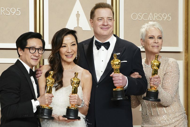 Ke Huy Quan, Michelle Yeoh, Brendan Fraser i Jamie Lee Curtis pozują podczas ceremonii wręczenia Oscarów 12 marca 2023 r. w Los Angeles.