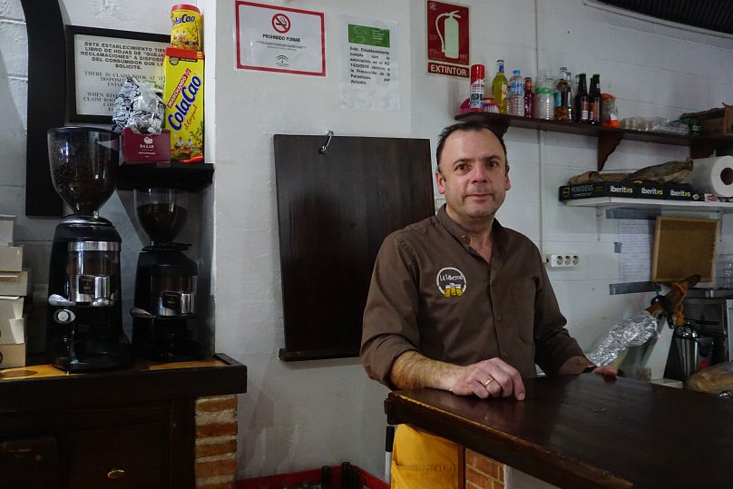 José prowadzi La Taberna przy głównej ulicy miasta Pozoblanco.  Sześć miesięcy po otwarciu woda z kranu stała się niezdatna do picia.