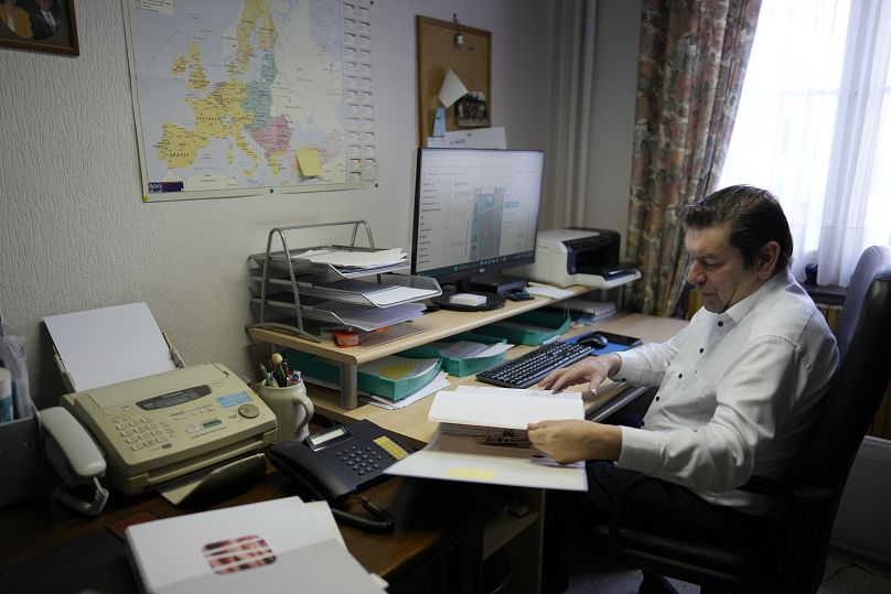 Bart Dochy przegląda księgi rachunkowe i zapisuje wpisy na swoim komputerze w swoim rodzinnym gospodarstwie w Ledegem w Belgii.