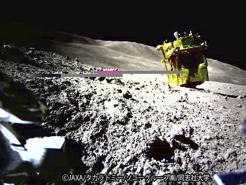 Zdjęcie wykonane przez Lunar Excursion Vehicle 2 (LEV-2) automatycznego łazika księżycowego o nazwie Smart Lander for Investigating Moon (SLIM) na Księżycu.