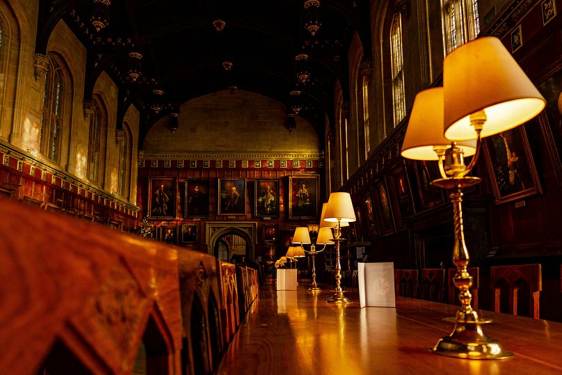 Wyłożona drewnem jadalnia Tudorów została odtworzona w londyńskich studiach jako Wielka Sala Hogwartu.