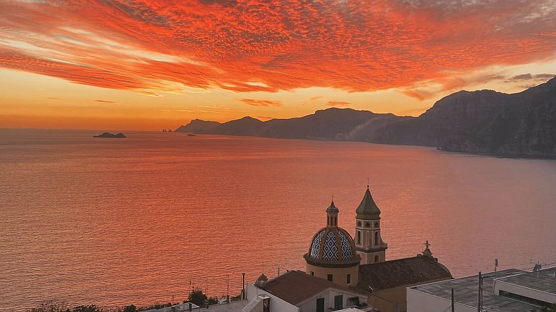 Słońce zachodzi na wybrzeżu Amalfi, widziane z Praiano.  7 listopada 2022 r.
