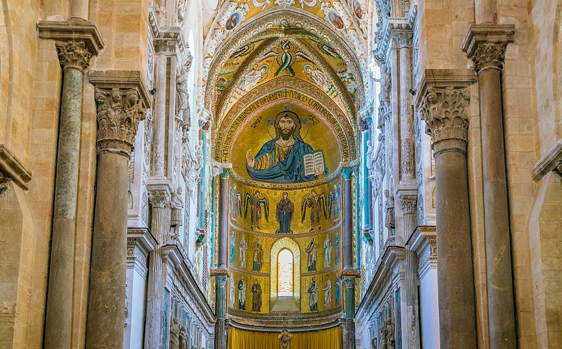 Wnętrze katedry w Cefalù z kultowym Chrystusem Pantokratorem w stylu bizantyjskim.  1 lutego 2019 r.