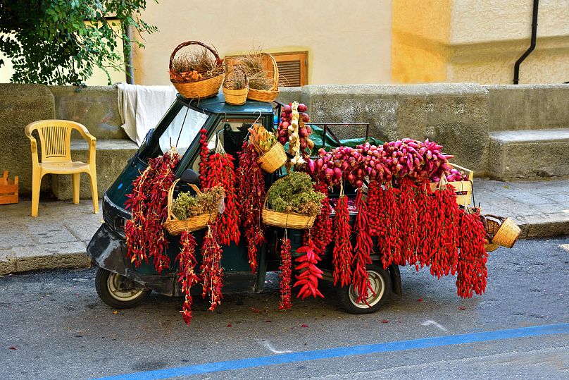 Furgonetka z małpami sprzedająca specjały z Tropei, w tym papryczki chili i cebulę.