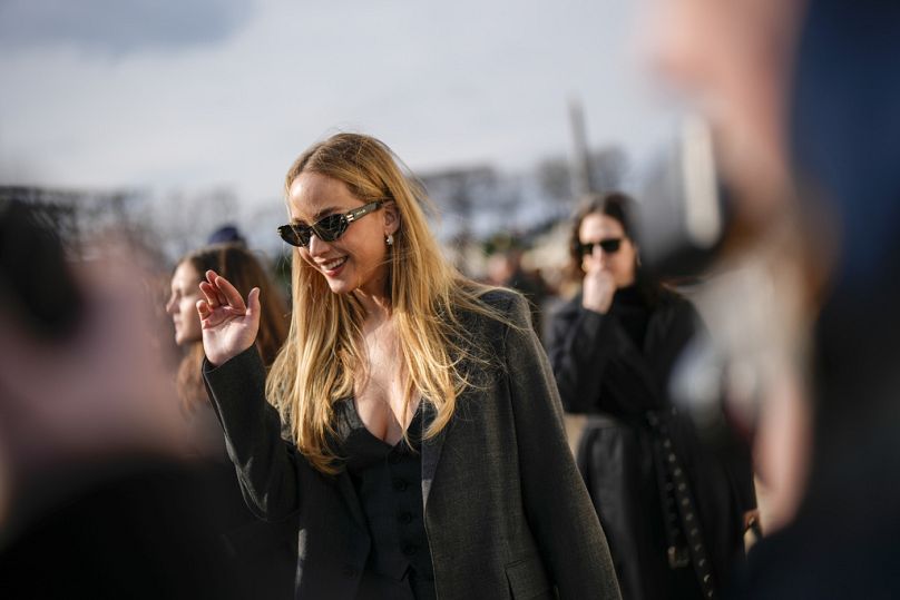 Jennifer Lawrence pojawia się w gotowej kolekcji Christiana Diora na jesień/zimę 2024–2025