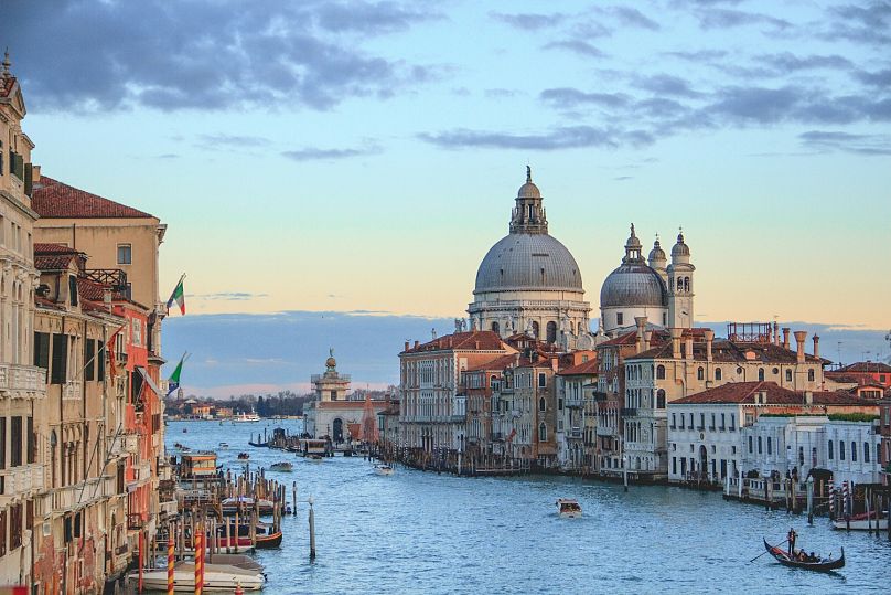 Dlaczego nie odwiedzić kultowych kanałów Wenecji pociągiem?