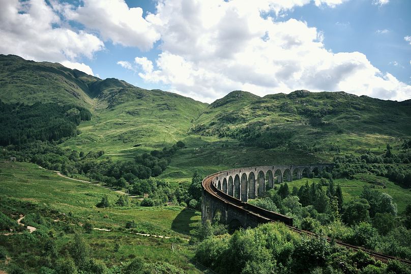 Wiadukt Glenfinnan w Szkocji to jeden z najpiękniejszych zabytków na linii West Highland Line