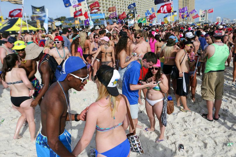 Na tym zdjęciu w pliku imprezowicze wypełniają piasek za Club La Vela i Spinnaker Beach Club podczas czwartego tygodnia ferii wiosennych w Panama City Beach