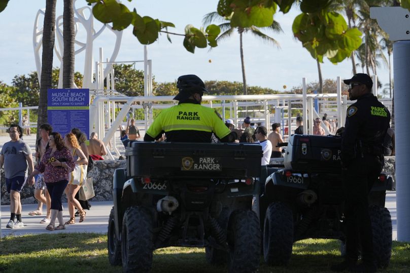 W zeszłym miesiącu strażnicy parku w Miami Beach czuwali nad tłumami