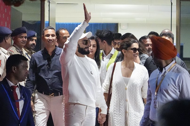 Gwiazdy Bollywoodu Ranveer Singh (po lewej) i Deepika Padukone przybywają na lotnisko, aby wziąć udział w uroczystościach przedślubnych.