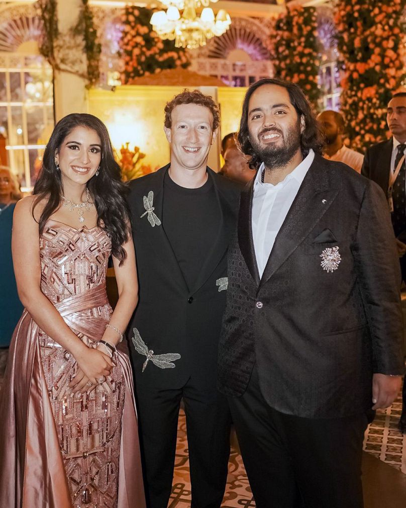Mark Zuckerberg z synem miliardera, przemysłowca Mukesha Ambaniego, Anantem Ambanim (z prawej) i Radhiką Merchant na przedślubnej imprezie.