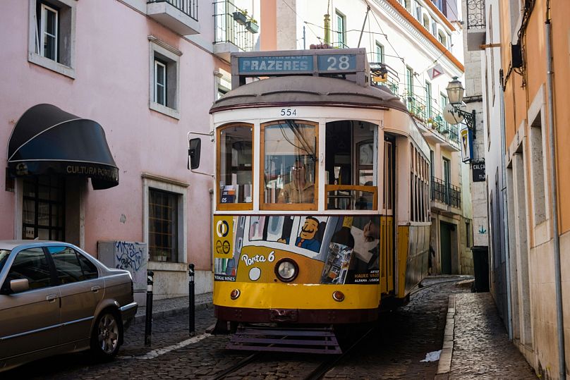 Tramwaj nr 28 w Lizbonie jest znany jako idealny środek transportu turystycznego