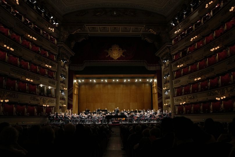 Dyrektor muzyczny Narodowej Orkiestry Symfonicznej (NSO) Gianandrea Noseda dyryguje orkiestrą podczas koncertu w teatrze La Scala w Mediolanie, Włochy, poniedziałek, 26 lutego 2024 r. (