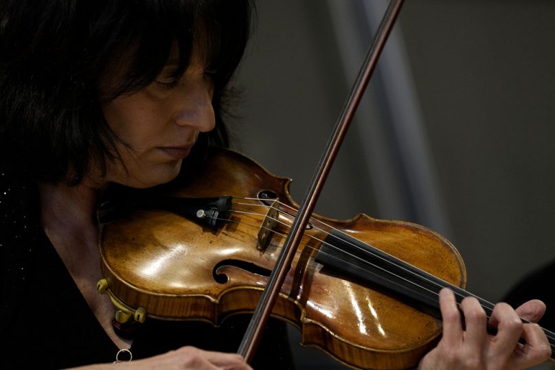 Marissa Regni, główna druga skrzypaczka NSO, gra za kulisami rzadkich włoskich skrzypiec z XVII i XVIII wieku w teatrze La Scala w Mediolanie, 26 lutego 2024 r.