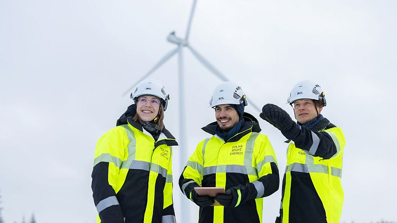 Polar Night Energy – z dyrektorem technicznym Markku Ylönenem w środku – bada farmę wiatrową zeszłej zimy.