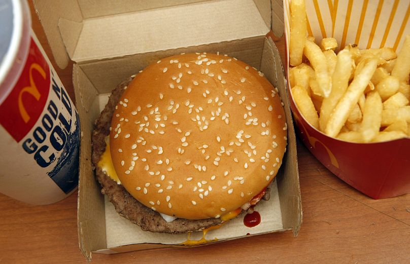 Posiłek cheeseburger z restauracji McDonald's
