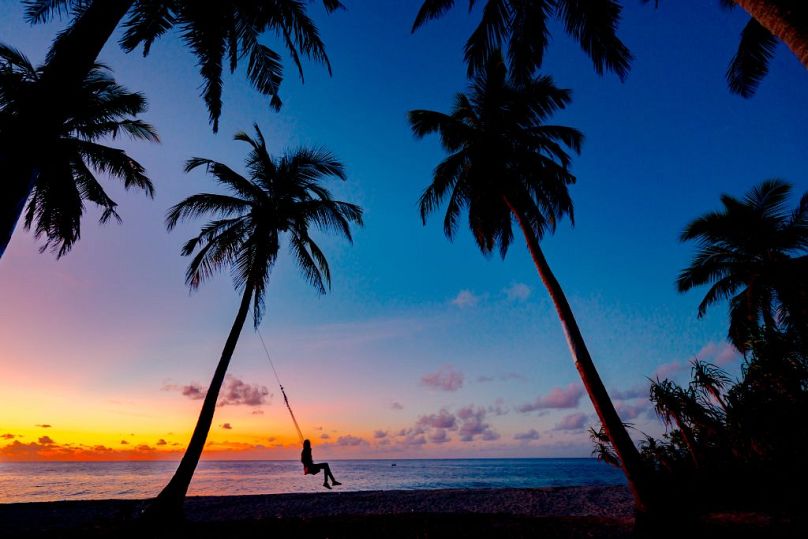 Nacisk na szybki rozwój turystyki na Malediwach stworzył kilka nieuniknionych problemów środowiskowych i społecznych dla idyllicznego archipelagu