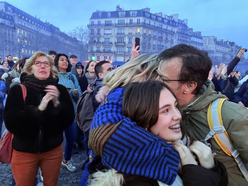 Ludzie przytulają się po tym, jak francuscy prawodawcy zatwierdzili projekt ustawy, który zagwarantuje prawo kobiety do aborcji we francuskiej konstytucji, Paryż, marzec 2024 r.