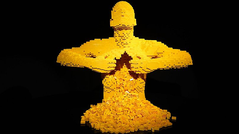 „Yellow” Nathana Sawayi na wystawie „The Art of the Brick” w Londynie