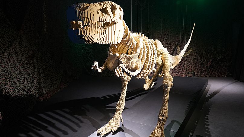 Gigantyczna rzeźba dinozaura wystawiona w „Art of the Brick” w Londynie