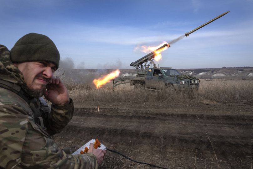 Ukraiński oficer z 56. Oddzielnej Brygady Piechoty Zmotoryzowanej Mariupol wystrzeliwuje system rakiet wielokrotnego startu w pobliżu Bachmutu, marzec 2024 r.