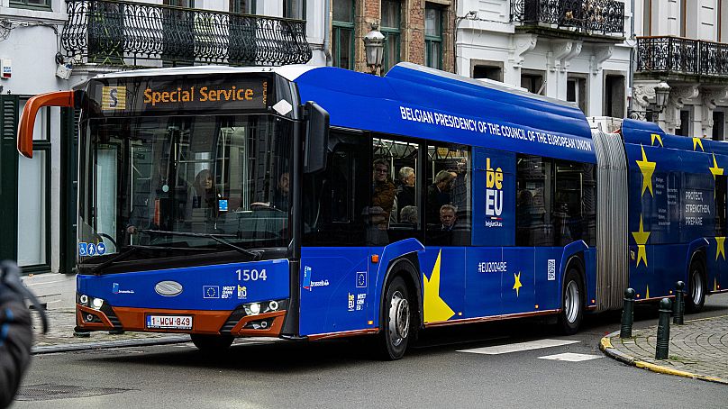 Autobus elektryczny specjalnie udekorowany na potrzeby prezydencji belgijskiej, Bruksela, styczeń 2024 r