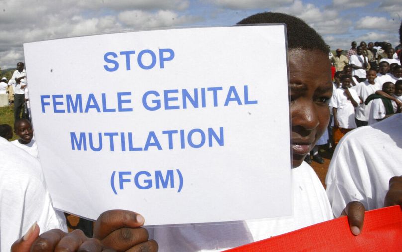 Masajka podczas protestu przeciwko okaleczaniu żeńskich narządów płciowych w Kilgoris w Kenii.