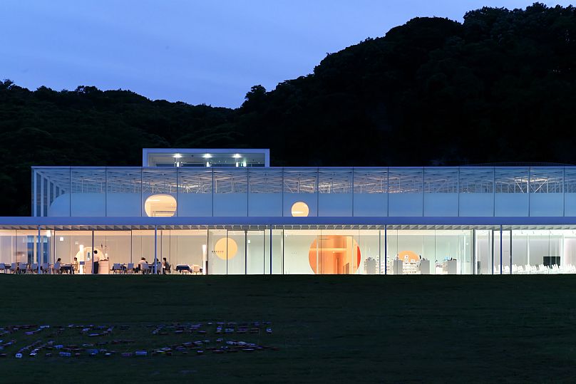 Muzeum Sztuki Yokosuka (Yokosuka, Japonia, 2006), zaprojektowane przez Rikena Yamamoto.