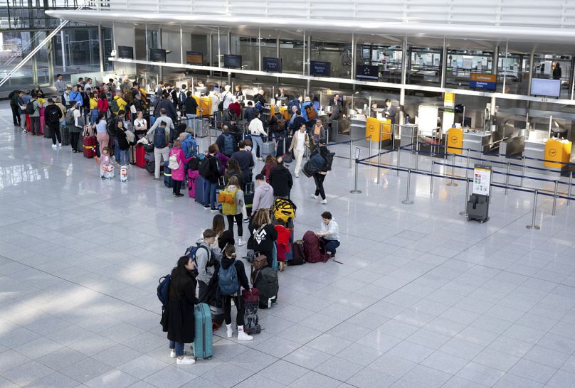 W ubiegły czwartek pasażerowie czekają przy stanowisku odprawy Lufthansy na lotnisku w Monachium w Niemczech
