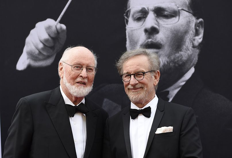 Kompozytor John Williams (po lewej) i reżyser Steven Spielberg pozują razem na gali wręczenia nagród AFI Life Achievement Award 2016 w hołdzie Johnowi Williamsowi
