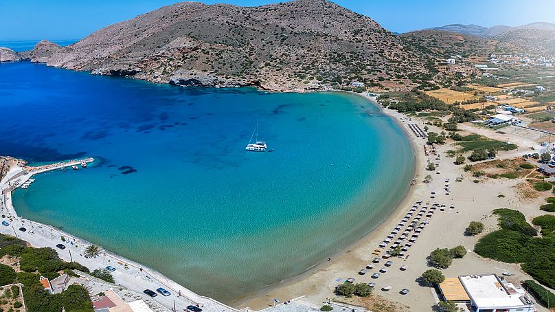 Plaża Galissas na zachodnim wybrzeżu wyspy Syros w Grecji.