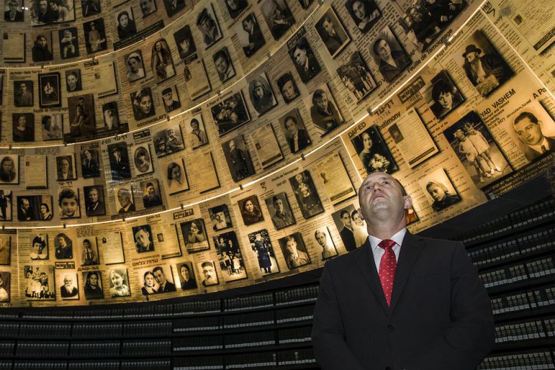 Prezydent Bułgarii Rumen Radew ogląda zdjęcia Żydów zabitych podczas Holokaustu w Sali imion Muzeum Holokaustu Yad Vashem w Jerozolimie, marzec 2018 r.