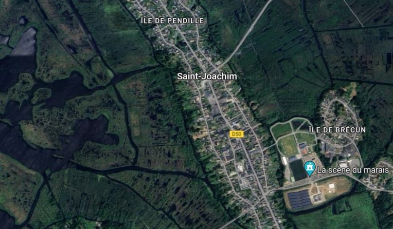 Gmina Saint-Joachim to szereg „wysp” na bagnach Brière.  Cmentarz komunalny znajduje się na wschód od głównej wyspy.