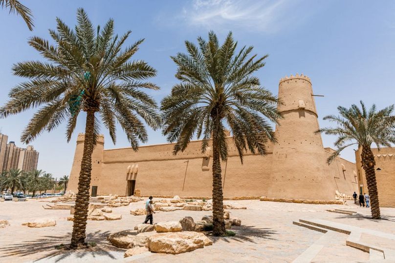 Odkryj królewską przeszłość Arabii Saudyjskiej w pałacu Al Masmak, historycznej fortecy w sercu Riyadu.