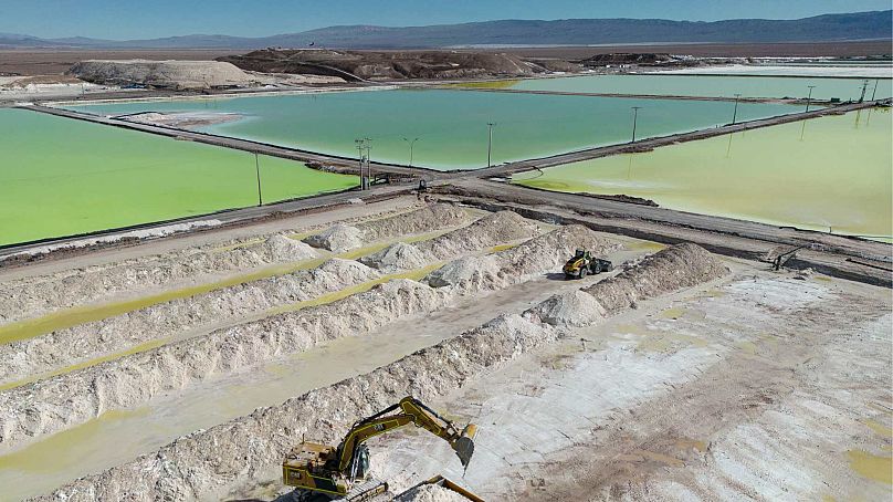 Ciężki sprzęt zbiera węglan litu i sól w obiektach firmy SQM Lithium w pobliżu Peine w Chile, wtorek, 18 kwietnia 2023 r.