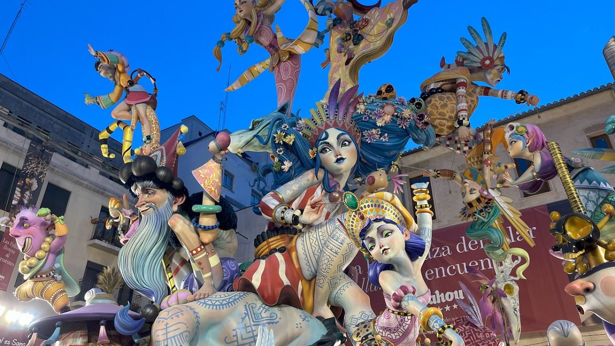 Falla Plaça del Pilar 2024, which denounces gender-based violence and also wars.