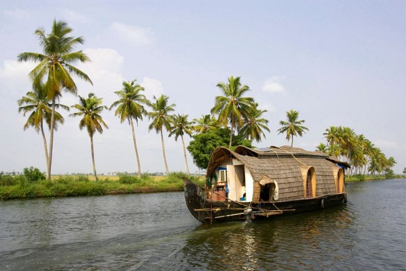 Przejażdżki łodzią mieszkalną na Goa oferują wyjątkową okazję do poznania malowniczych rozlewisk regionu