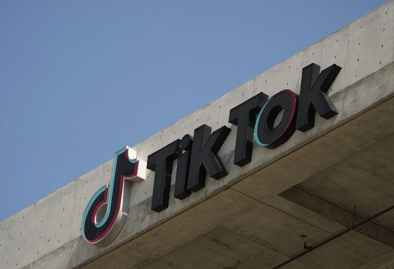 Logo TikTok Inc. widnieje na budynku firmy w Culver City w Kalifornii, marzec 2024 r