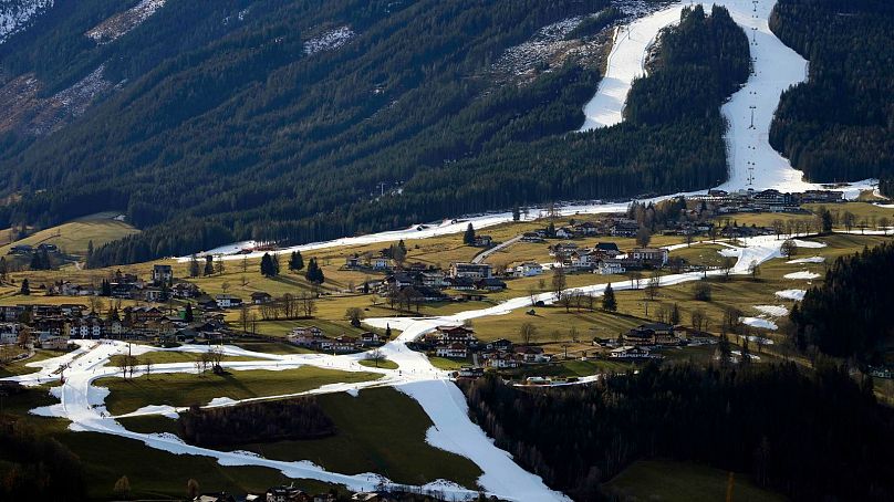 Ludzie jeżdżą na nartach na nierównym stoku w pobliżu Schladming w Austrii, styczeń 2023 r.