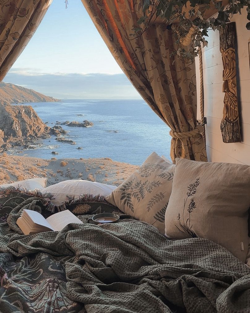 Od południowego wybrzeża Hiszpanii po pustynię Tabernas, góry i lasy – para parkowała w niesamowitych, naturalnych miejscach.