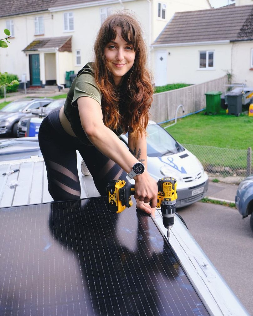 Jessica instaluje panel słoneczny o mocy 400 W na dachu furgonetki.  Pomimo prowadzenia samochodu para zmniejszyła swój ślad węglowy o jedną trzecią.